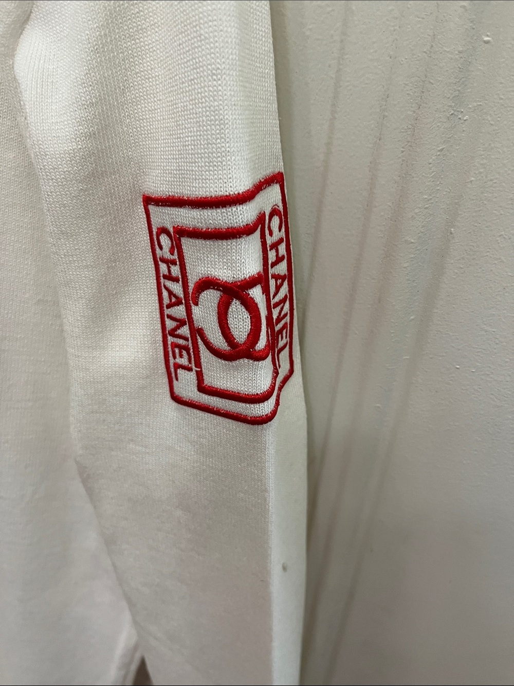 Source Unknown White Crewneck Sweater with Red Chanel Logo - Picture 4 of 4